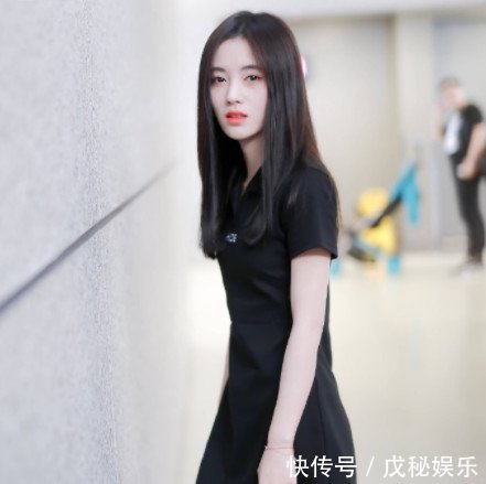 看了鞠婧祎穿修身长裙，再看看宋祖儿，身材干瘦和苗条真不一样