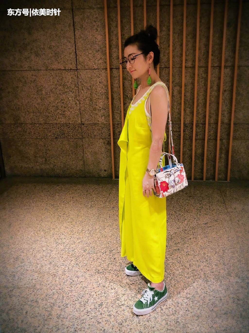 任家萱长发披肩,身穿素色长裙依旧美如画,面对镜头的心态真好