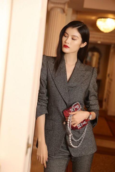 何穗白出新高度！被赞行走的电灯泡