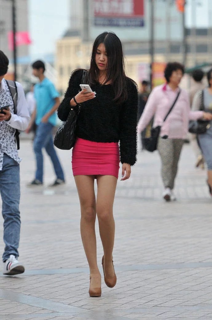 街拍：偶遇一起过马路的红色短裙美女，虽然皮肤有点黑，只要身材