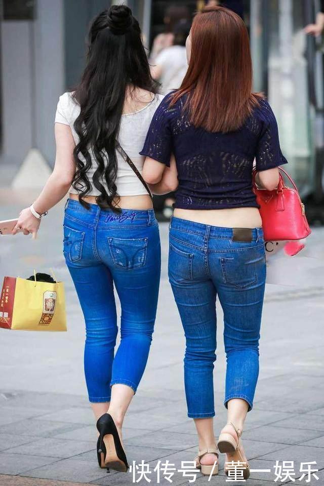 气质姐姐紧身破洞牛仔裤，俏丽的五官，恬静的气质让人羡慕
