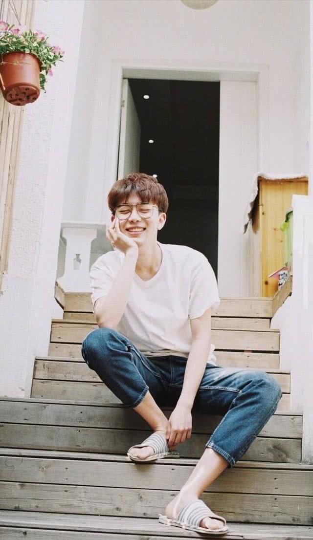 费启鸣被曝耍大牌？摸女星大腿？网友：滚出娱乐圈！