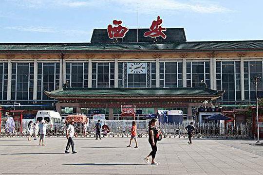 中国名气“最差”的火车站，一出站就有人塞卡片，大妈在广场拉人