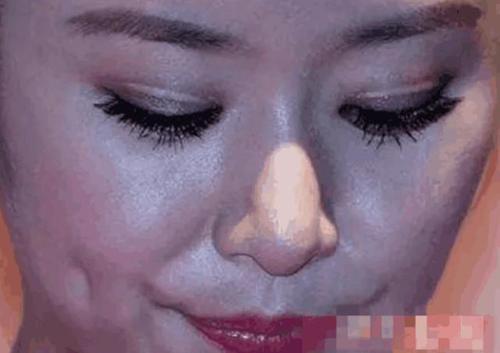 挡不住的尴尬瞬间，口红粘牙都是小事，她的睫毛都掉在脸上