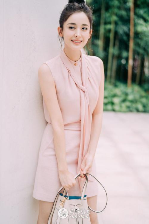 景甜、孟美岐、何穗看秀都能气场全开