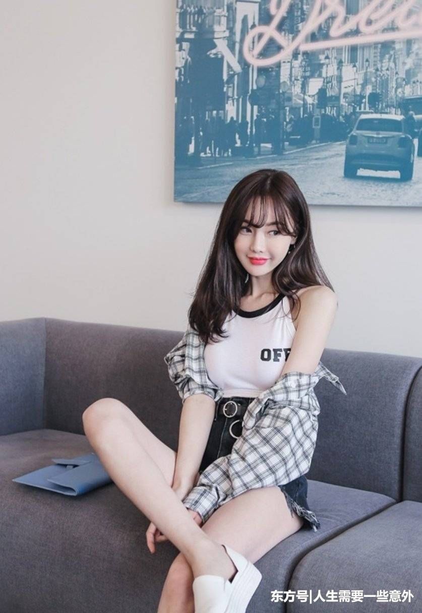 娇俏明媚的气质美女，精致穿搭显动感柔媚，好身材让女人都羡慕!