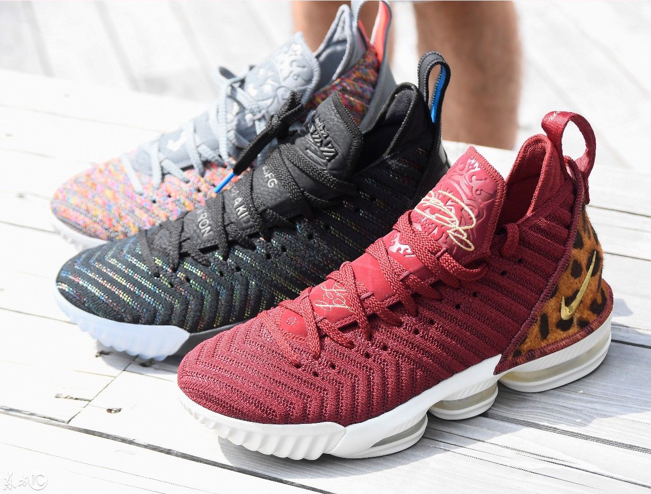 纽约时装周趣图:时装模特手捧鞋子走秀，美女将皮带套在脖子上!