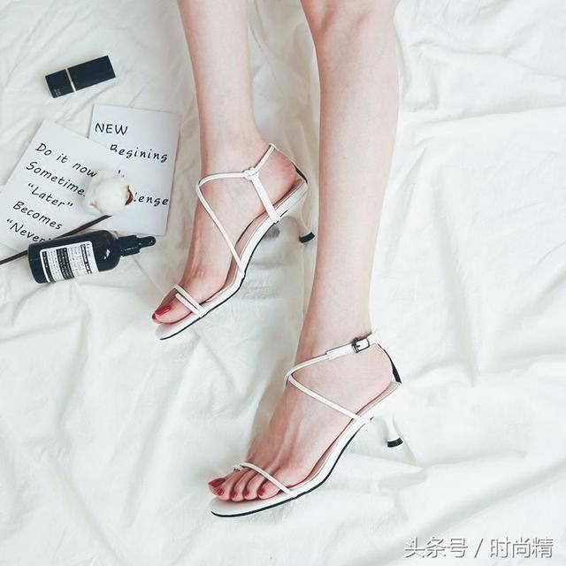 女人一定要有双细高跟凉鞋，衬出白皙玉足，托起挺拔曲线