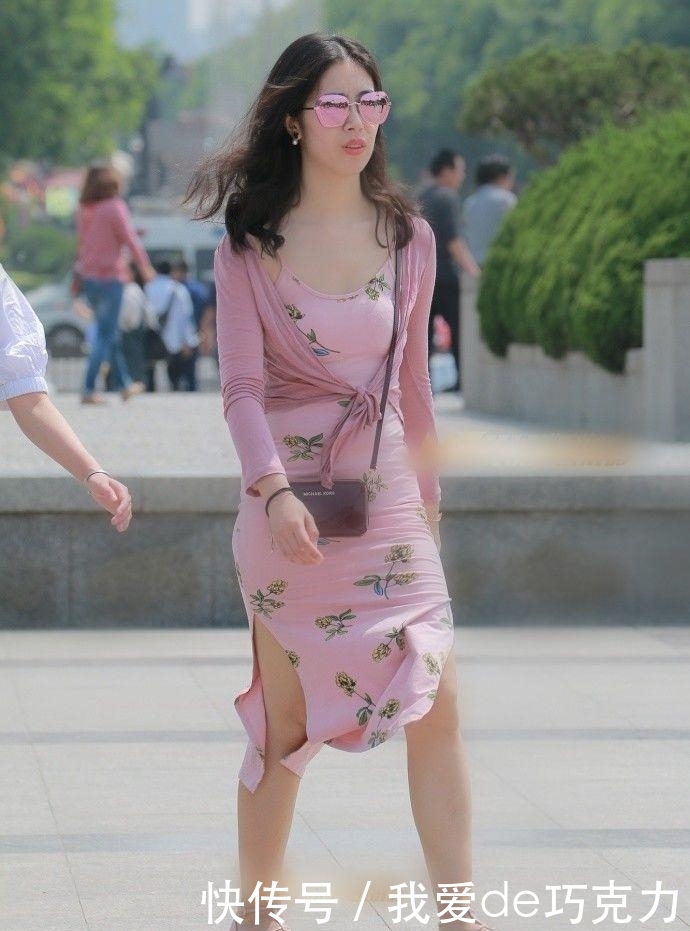 『气质』街拍 气质小姐姐们连衣裙穿搭, 街头秀出美妙身姿, 尽显魅力风情