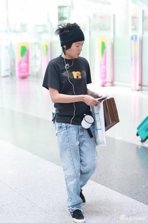 窦靖童又把80年代的搪瓷杯挂腰上凹造型，网友：得亏她妈是王菲