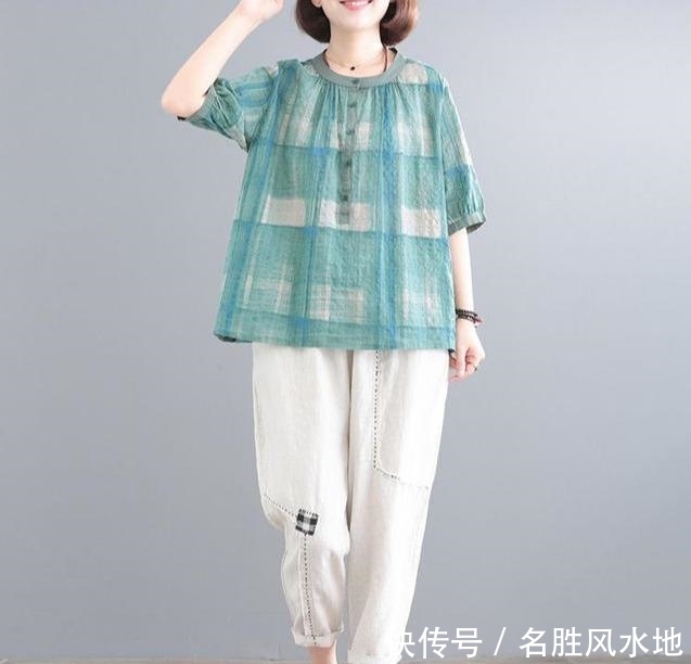  『假期』五一假期，70后女人穿这“低龄衫”，出门人见都叫“女神”