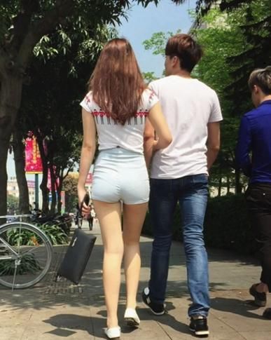 街拍美女，穿上热裤短袖，看起来十分清爽，一身线条展露无遗！
