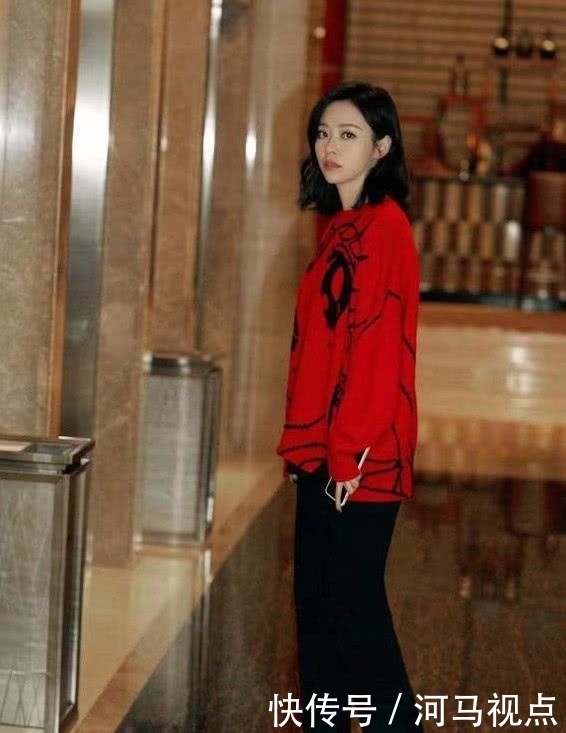 『宽松』女人过40少穿卫衣吧,掉档次!今年流行“百搭毛衣”,减龄又洋气