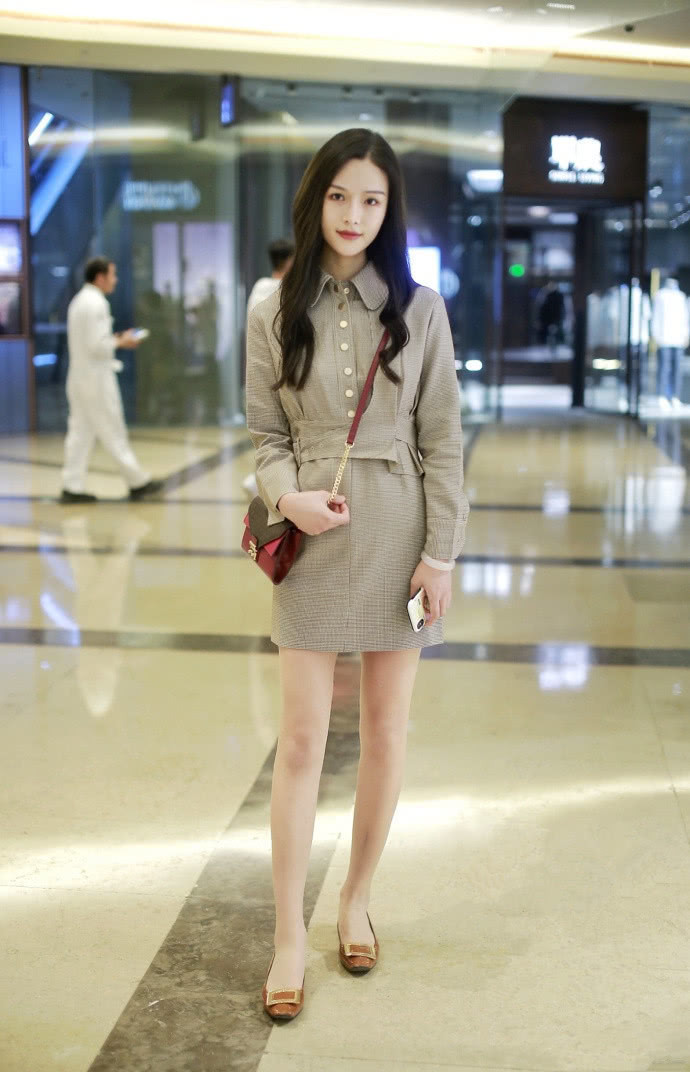 街拍：短裙秀大长腿的小姐姐，白皙光鲜靓丽穿着时尚性感！