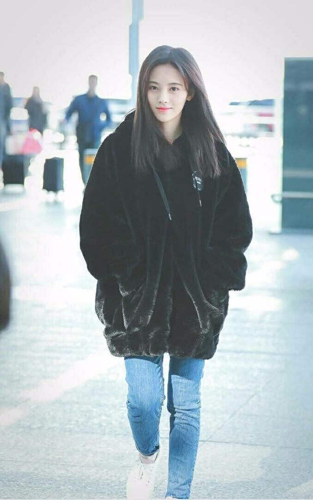 鞠婧祎机场秀大长腿下半身引关注，网友：这袜子捂着不会热吗？