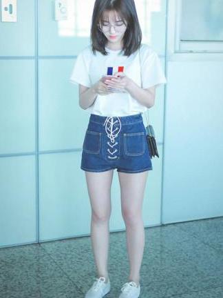 鞠婧祎身高只有159cm，却也能穿出大长腿？原来是热裤搭的好！