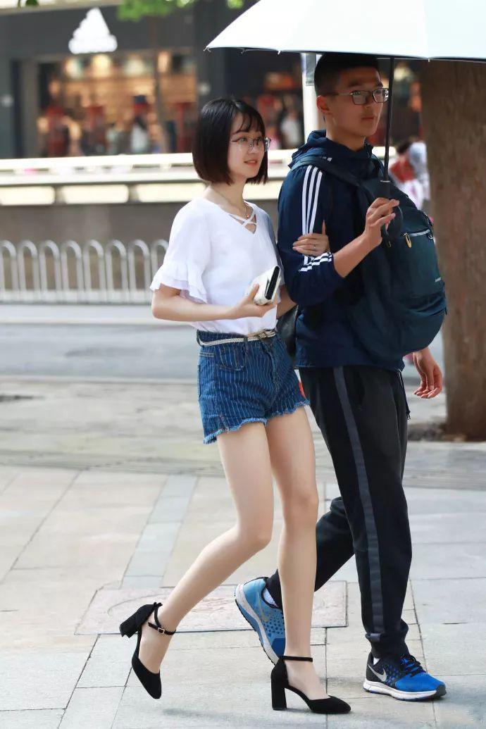 街拍：难得一见的长腿学生妹，眼镜男找的真准！