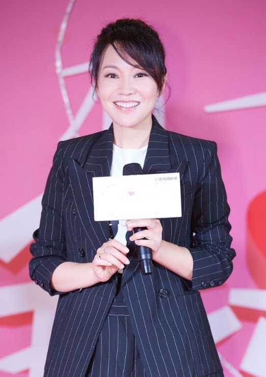 47岁闫妮也爱美，竟在裙子上喷满了“泡沫”？秒变18岁少女