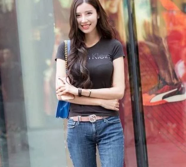 街拍：夏季简单的牛仔裤，让女性展现窈窕的曲线与优雅！