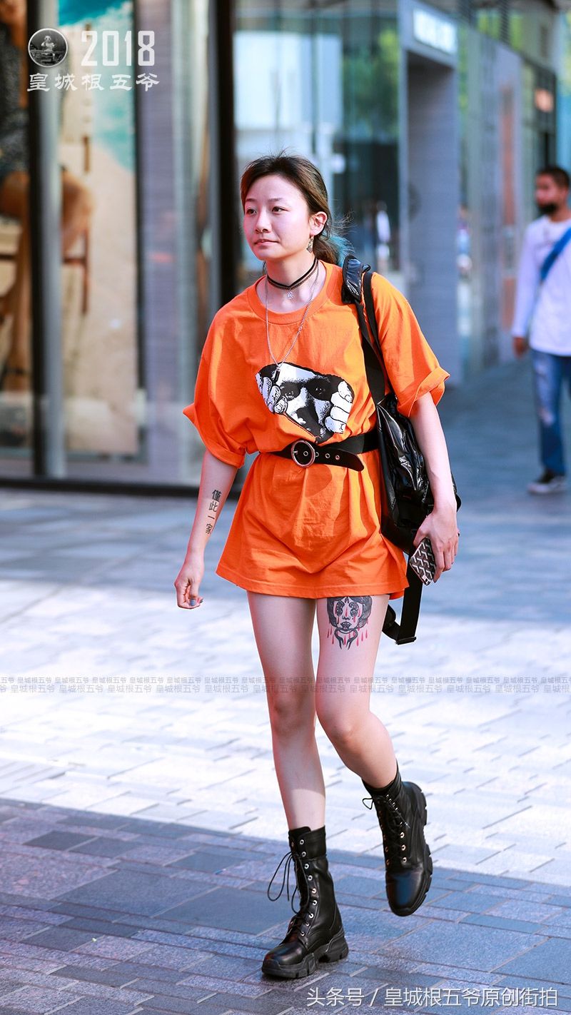 街拍:时尚是一种生活态度，每个人都要有一颗追求时尚的心