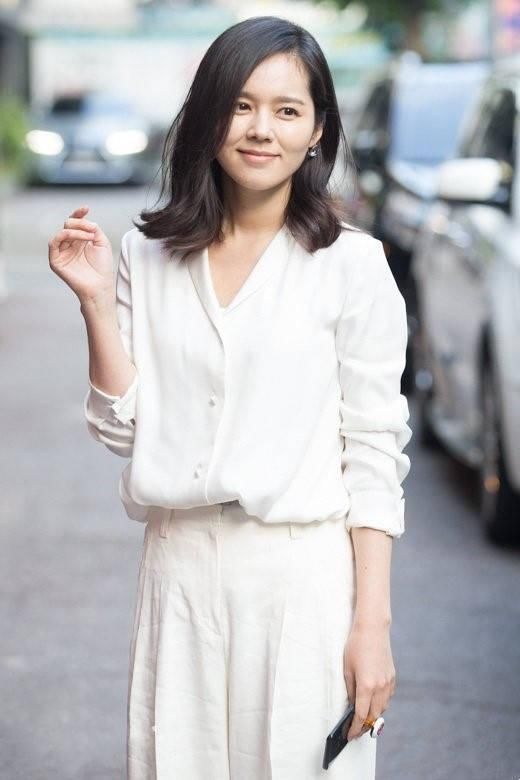 韩佳人才是真美人胚子,即使法令纹难掩老态,气质依旧很好!