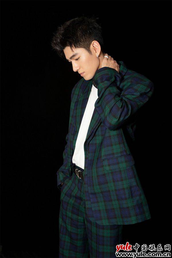 陈叶生亮相时尚盛典 解锁双重风格少年感十足