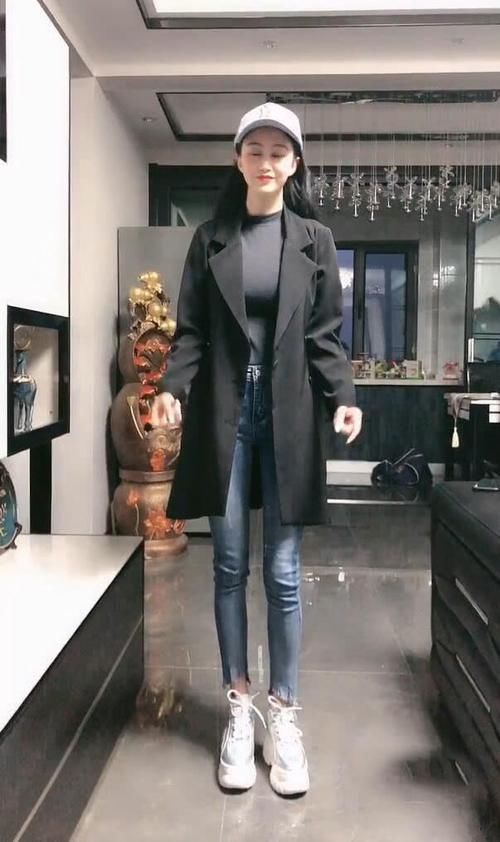  「美女」穿紧身牛仔裤的时尚美女，不动声色呈现美腿，网友：瘦而不柴!