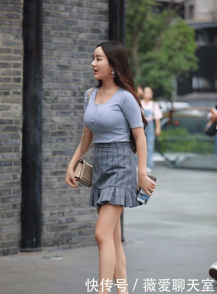  「小姐姐」裙子太短怕不敢穿？在裙尾上加“扑克边”，姐姐装嫩拼了