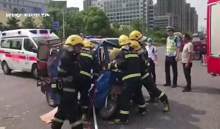 「竟是」他前去解救车祸被困人员，发现竟是岳父岳母