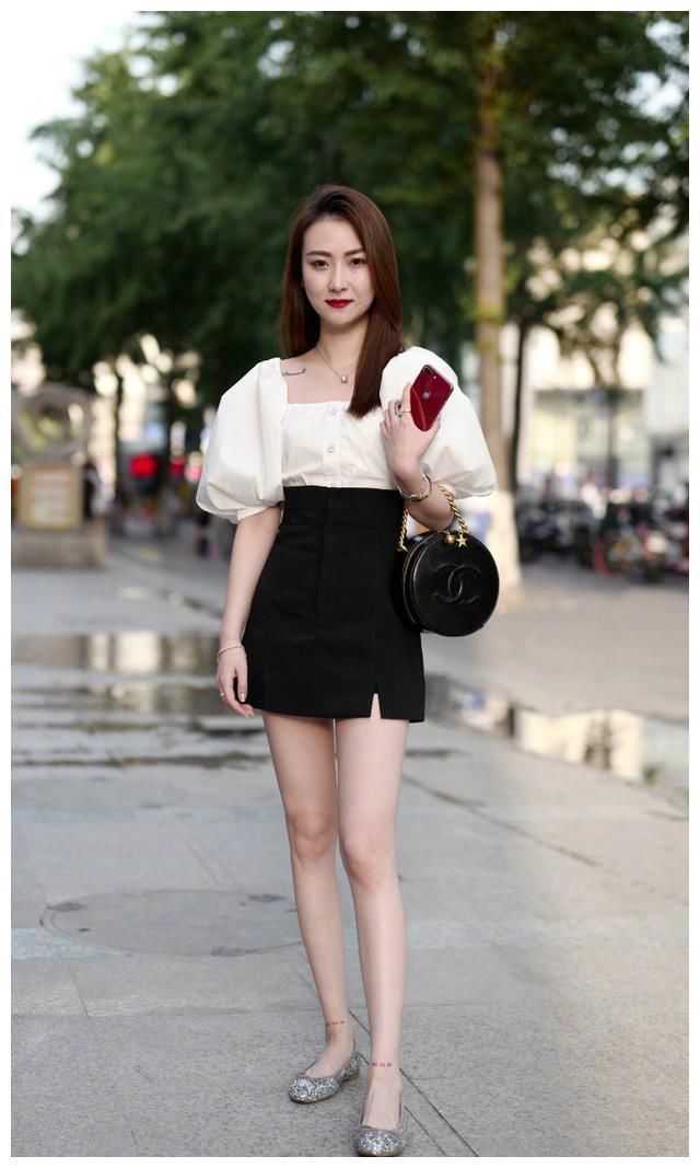 街拍：小姐姐身姿曼妙，一双美眼妩媚撩人