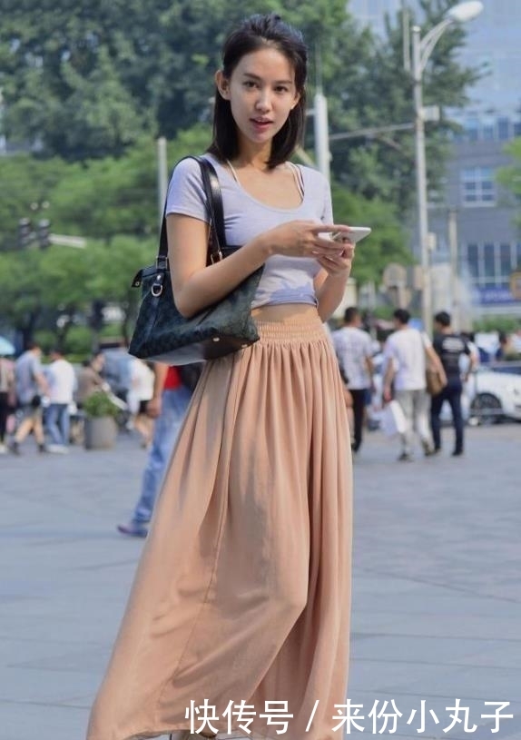  『面孔』街拍：美女的靓丽面孔很是迷人，优雅气质也非常动人