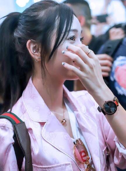 吴宣仪穿粉丝睡衣现身 俏皮可爱给粉丝送飞吻