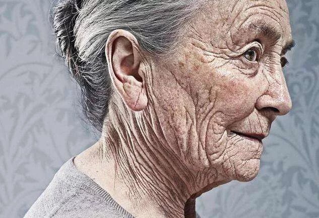 很多女性都“瞧不起”超市里2块钱的它，睡前擦一擦，完爆玻尿酸