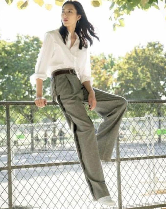 国际超模刘雯一组写真曝光“奶奶裤”穿出时髦感, 网友: 我服