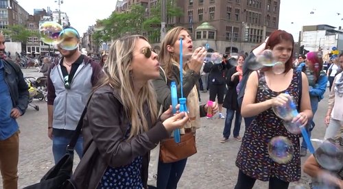 世界上最开放的国家，被称为男人的天堂，首都是世界十大美女城市