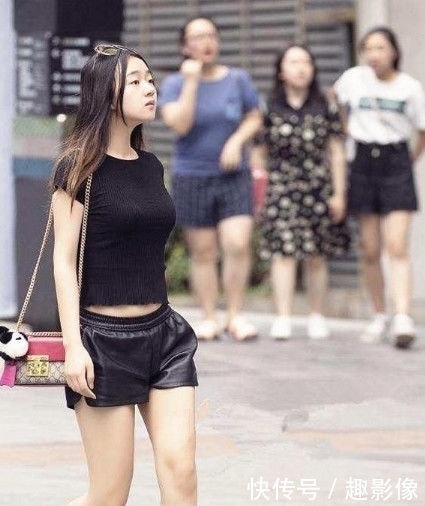  『女人味』街拍：身穿露肩白色时尚款连衣裙，秀出雪白的香肩，具有非常性感的女人味