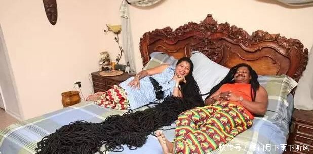 世界头发最长女人,一头长发重达70斤,丈夫每天