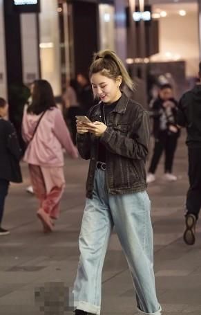  『小姐姐』路人街拍，小姐姐黑色针织衫配上牛仔阔腿裤，很是时尚啊