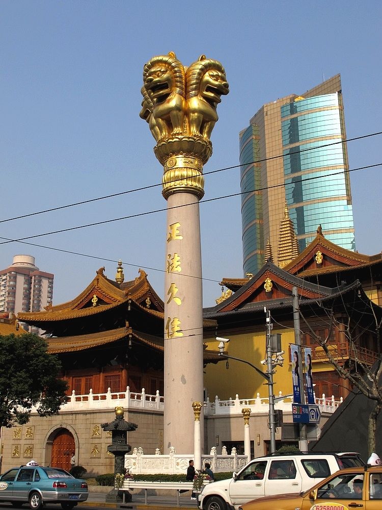 中国最牛的古寺庙，建在寸土成金之地，却没人敢拆规模不断扩大