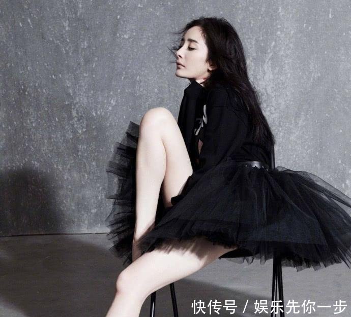 关晓彤跟杨幂撞衫, 网友: “整容脸”和原装脸的气质一目了然