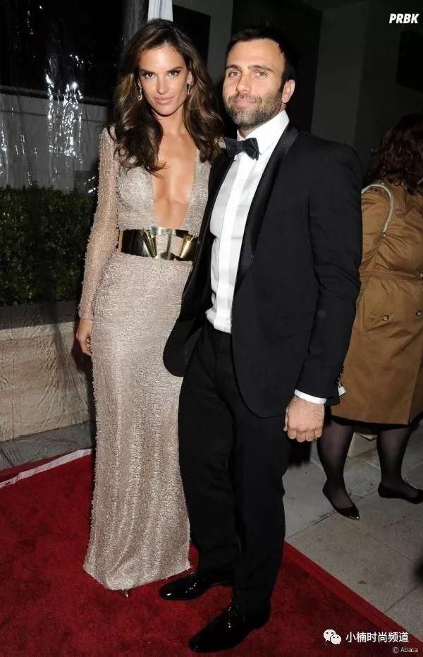 挥别旧恋情！超模AA最新街拍情侣装甜笑拥吻CEO新男友！