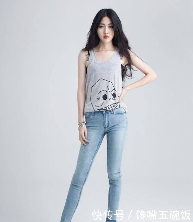  [美女]活力十足的牛仔裤美女，气质出众，无论走到哪都是焦点