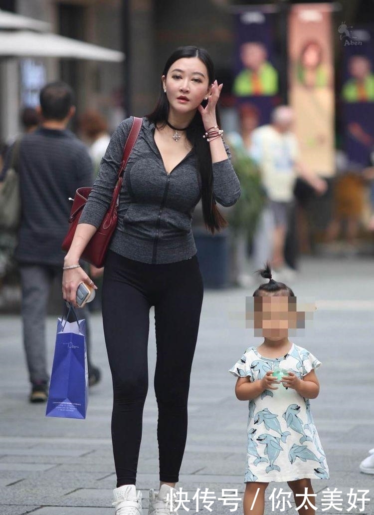 「紧身裤」街拍 时尚辣妈黑色紧身裤不仅仅显高显瘦, 还很有轮廓感!