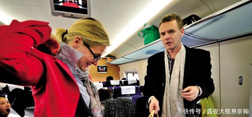 英国姑娘乘坐中国高铁，忍不住吐槽被英国的媒体给骗了！