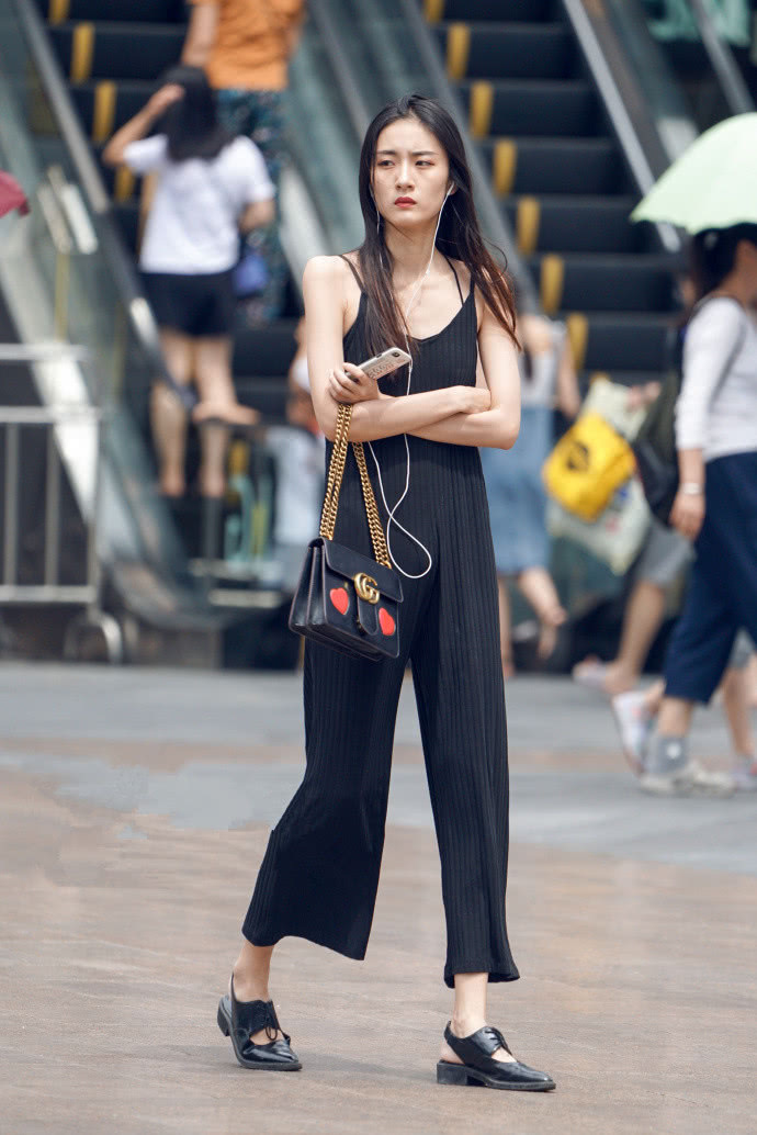 路人街拍，可爱小姐姐穿紧身吊带搭配半身裙，美得不要不要的！