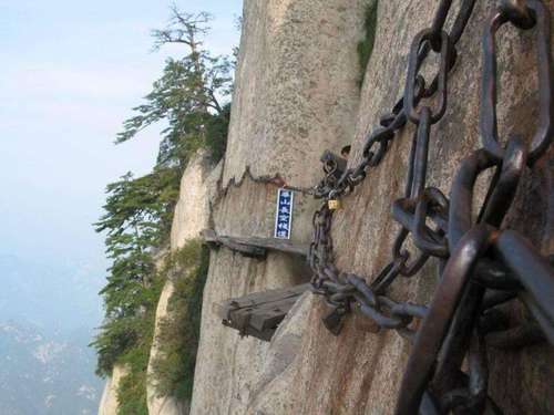 男子突然跳崖，自杀跳崖为啥都选这座山？揭秘华山为啥不能爬三次