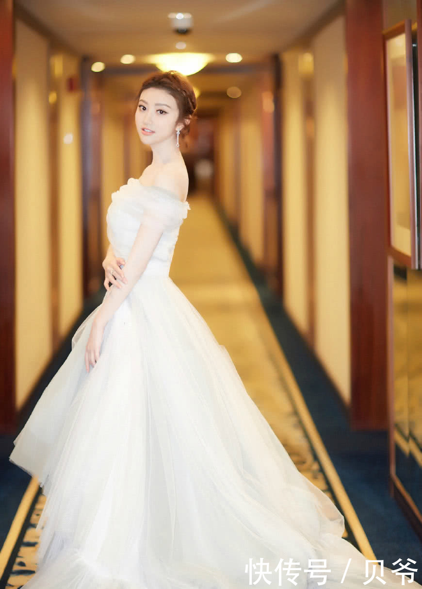 景甜时尚拍摄，尽显温雅可人的女神气质