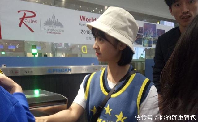 沈月机场照想走日系风，鞋子穿对了，看到腿后网友又糊了