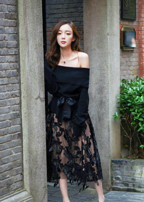 街拍：身姿柔韧穿着大方的小姐姐，穿着也很性感个性很迷人！