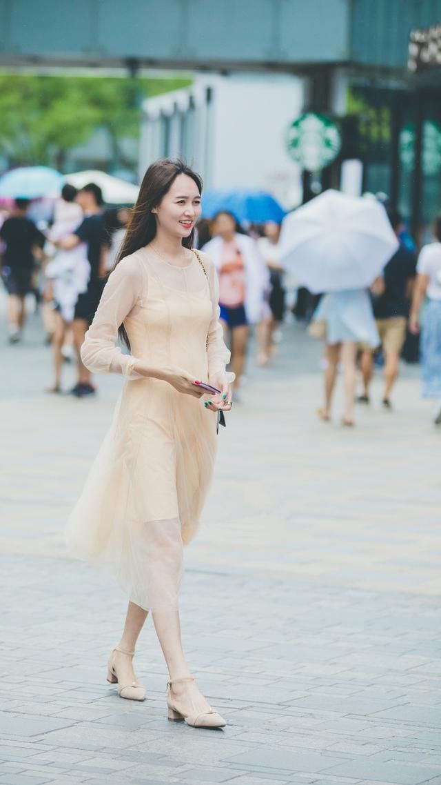 路人街拍，就算是美艳如花，也需要漂亮的衣服来衬托!